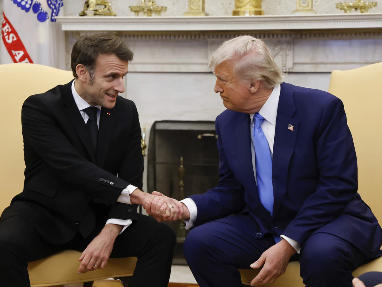 Emmanuel Macron a Donald Trump v Bielom dome