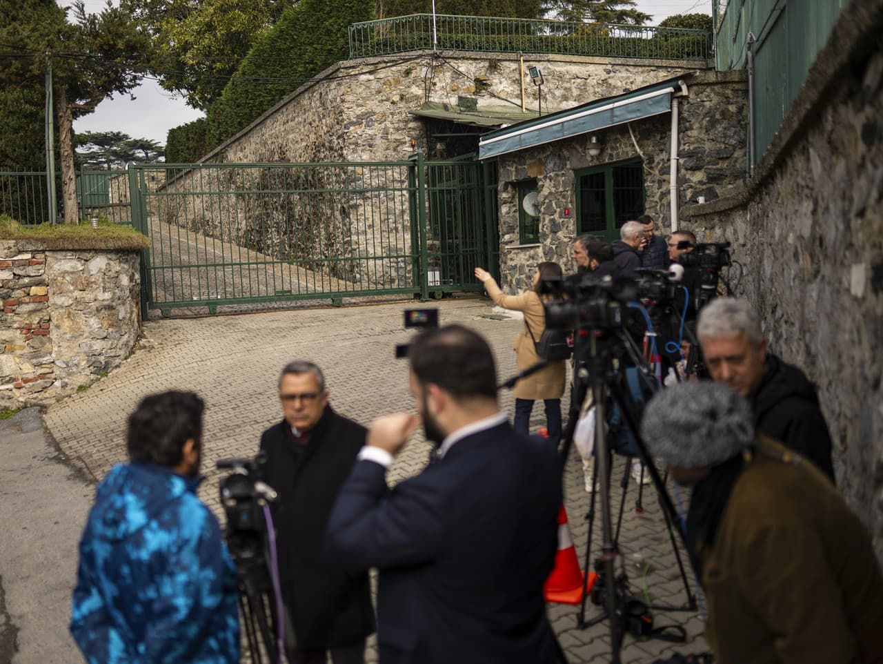 Novinári pracujú pred rezidenciou generálneho konzula USA, kde sa stretávajú ruskí a americkí diplomati, aby diskutovali o fungovaní veľvyslanectiev, v tureckom Istanbule vo štvrtok 27. februára 2025. AP Photo/Francisco Seco