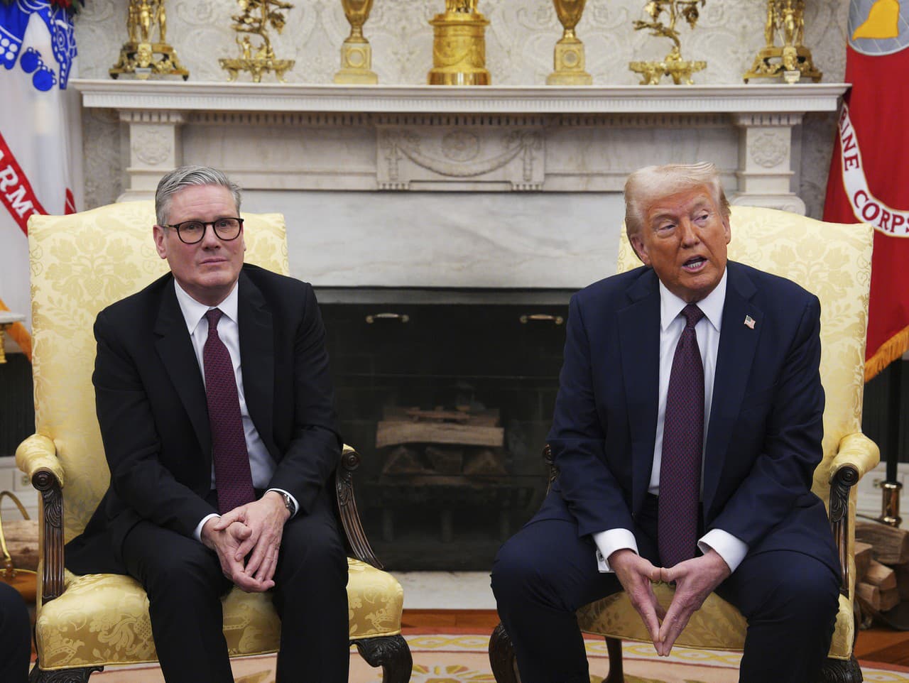 Britský premiér Keir Starmer s americkým prezidentom Donaldom Trumpom v Oválnej pracovni Bieleho domu počas oficiálnej návštevy.  