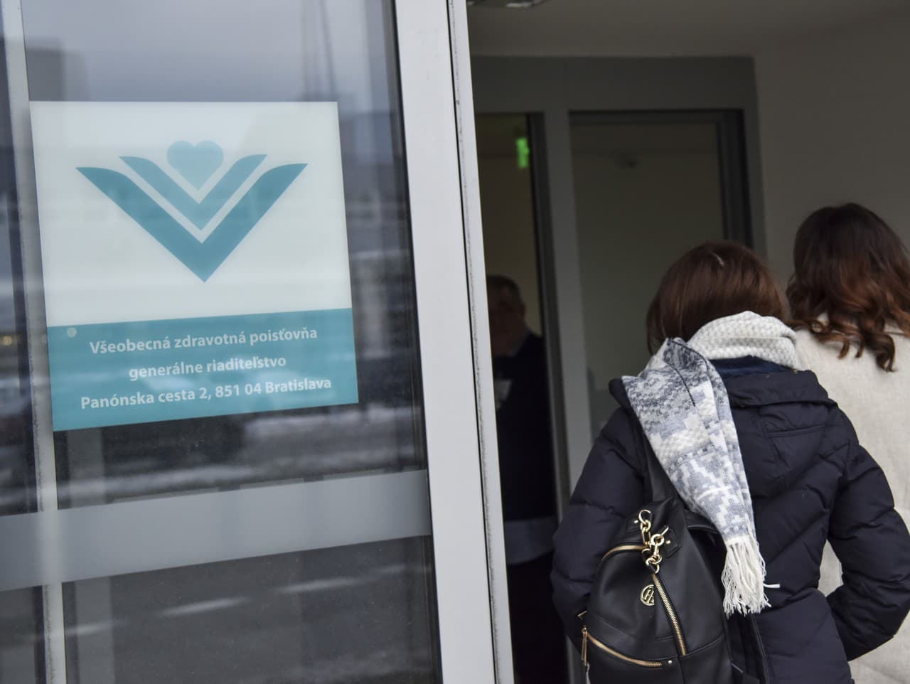 Vstup do budovy generálneho riaditeľstva Všeobenej zdravotnej poisťovne (VšZP).