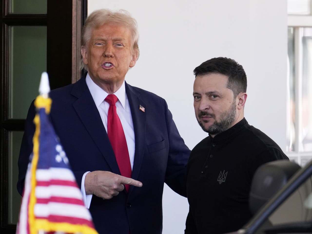 Americký prezident Donald Trump (vľavo) víta ukrajinského prezidenta Volodymyra Zelenského v Bielom dome vo Washingtone