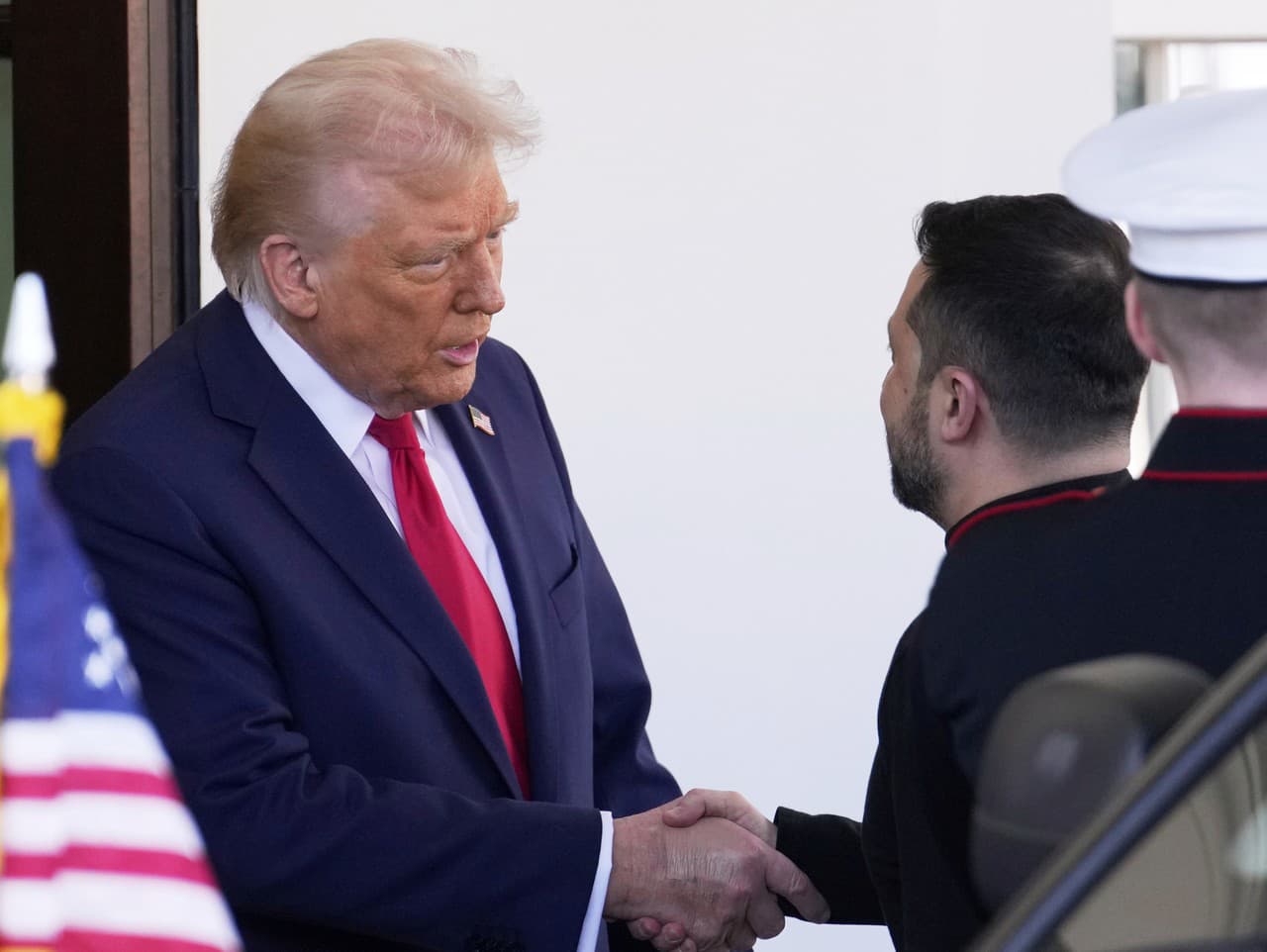 Americký prezident Donald Trump (vľavo) víta ukrajinského prezidenta Volodymyra Zelenského v Bielom dome vo Washingtone