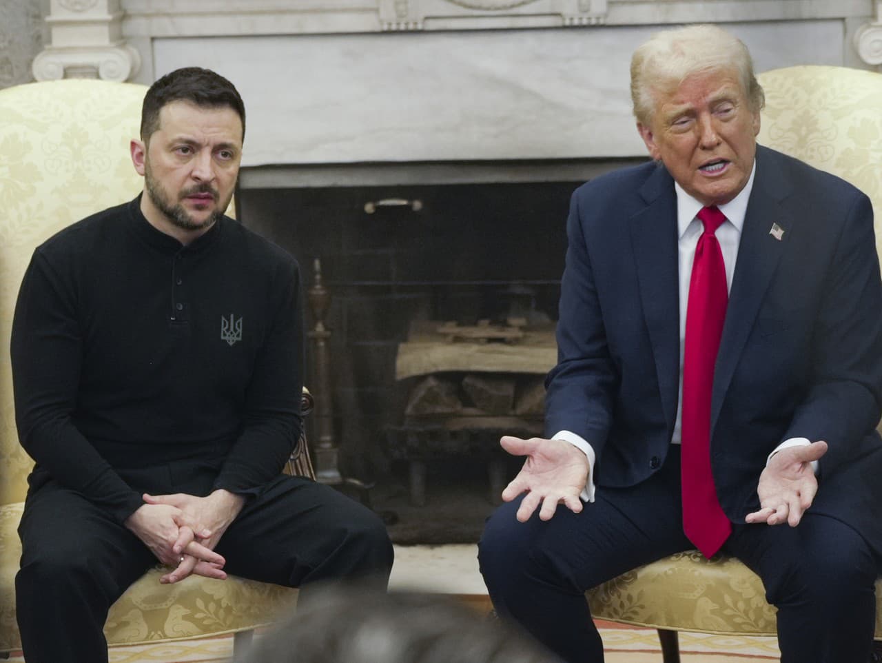 Prezident Donald Trump (vpravo) s ukrajinským prezidentom Volodymyrom Zelenským v Oválnej pracovni v Bielom dome