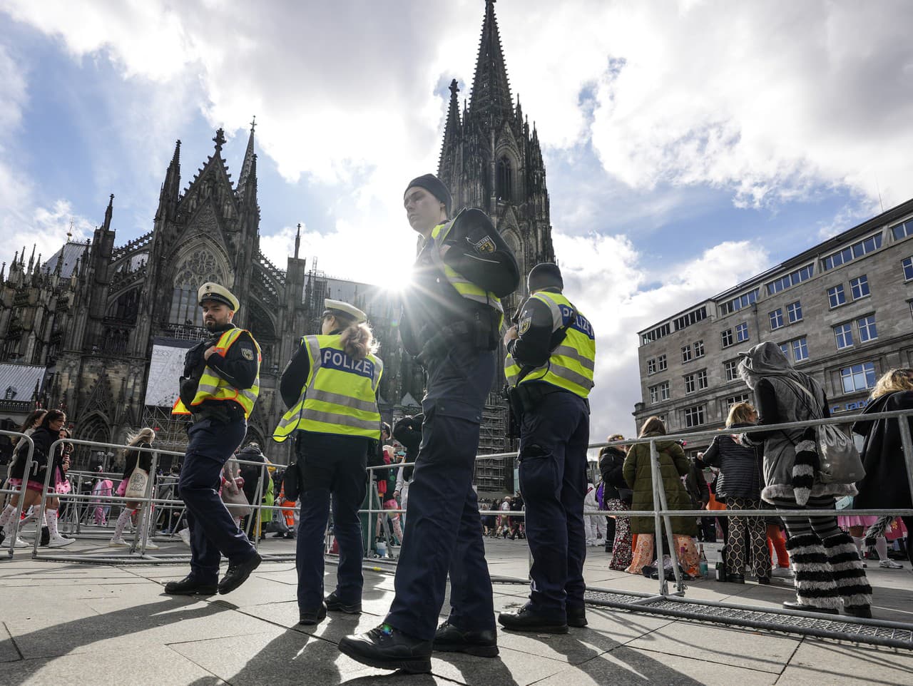 Policajti hliadkujú počas začiatku pouličného karnevalu v Kolíne nad Rýnom.