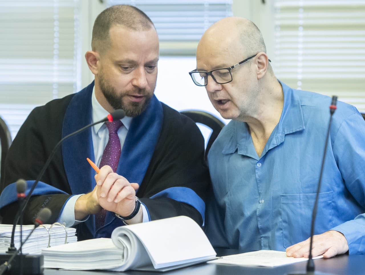 Na snímke vpravo obžalovaný Pavol Rusko a vľavo jeho obhajca Marek Para 