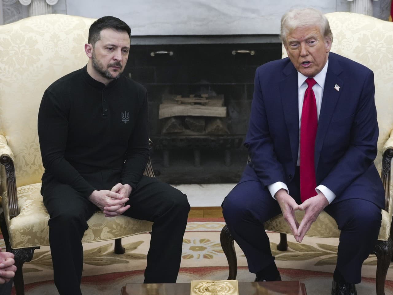 Prezident Donald Trump (vpravo) s ukrajinským prezidentom Volodymyrom Zelenským v Oválnej pracovni v Bielom dome