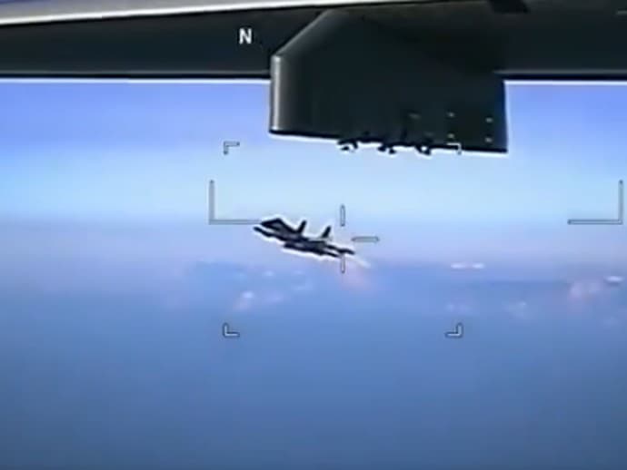 Na nebezpečný manéver ruskej stíhačky poukázal francúzsky minister obrany Sébastien Lecornu 