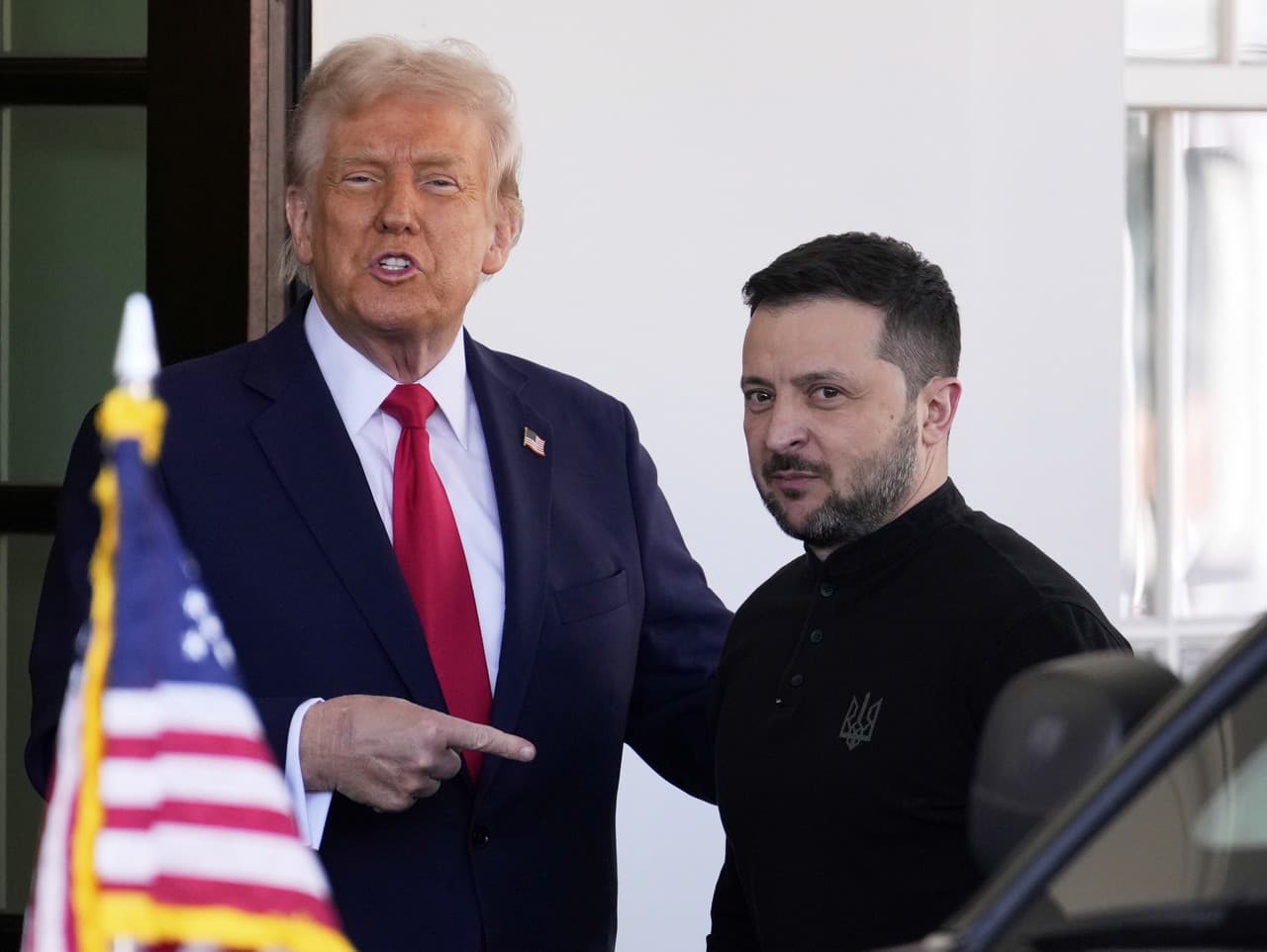 Americký prezident Donald Trump (vľavo) víta ukrajinského prezidenta Volodymyra Zelenského v Bielom dome vo Washingtone