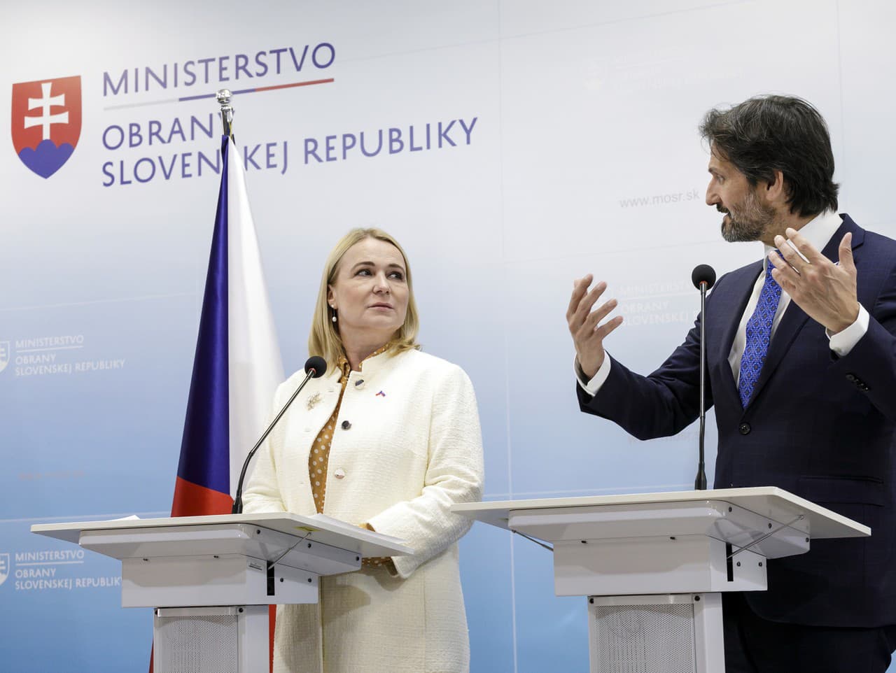 podpredseda vlády a minister obrany SR Robert Kaliňák a ministerka obrany ČR Jana Černochová