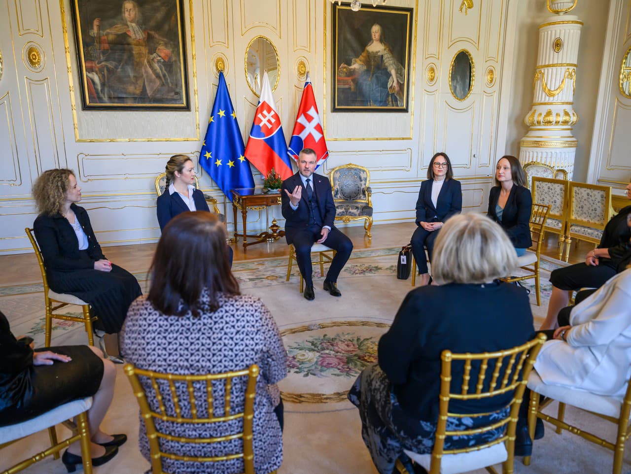 Prezident Peter Pellegrini počas prijatia rodín a priateľov obetí pandémie COVID-19 v Prezidentskom paláci.