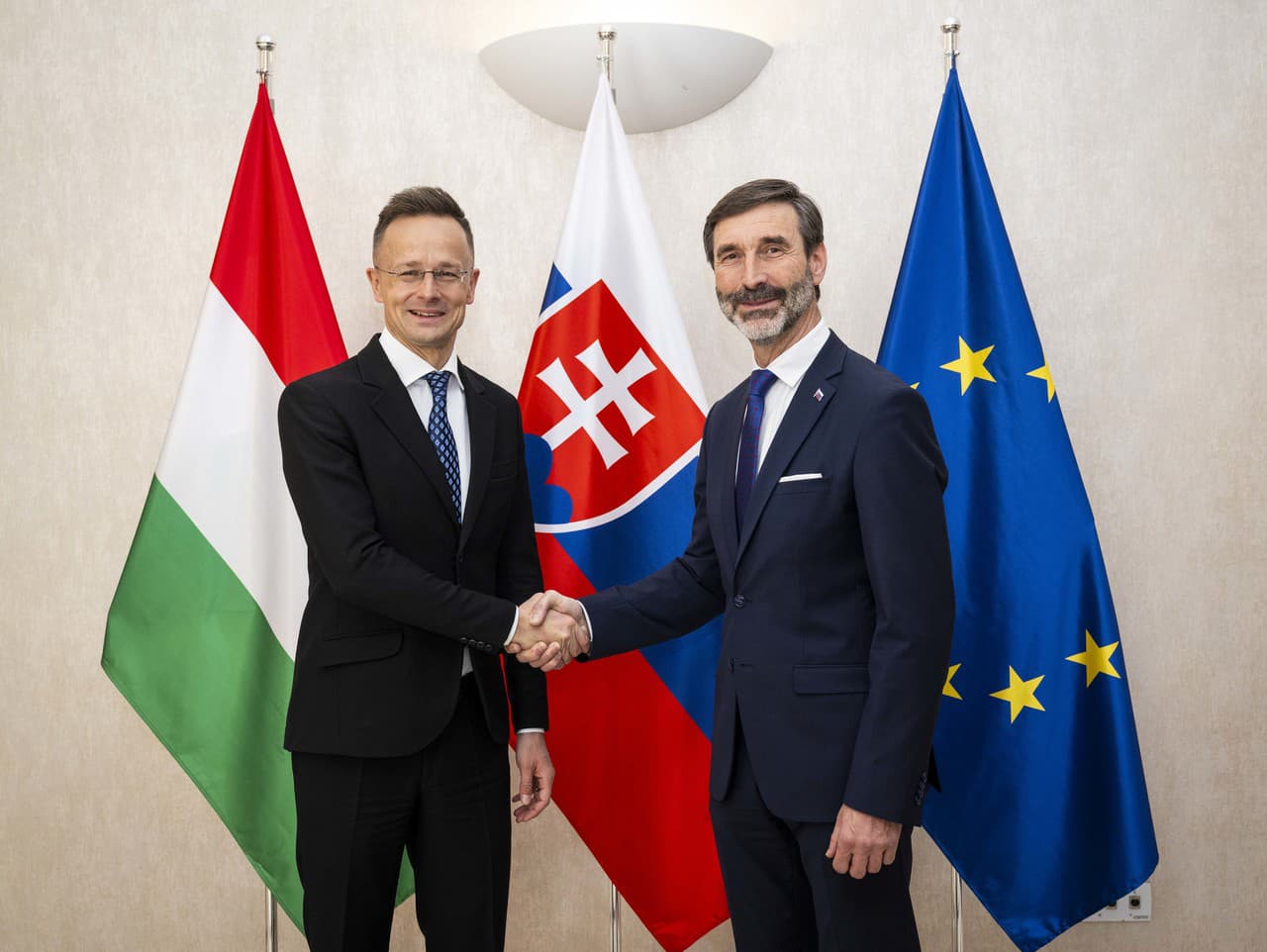 Maďarský minister zahraničného obchodu a zahraničných vecí Péter Szijjártó a minister zahraničných vecí a európskych záležitostí SR Juraj Blanár