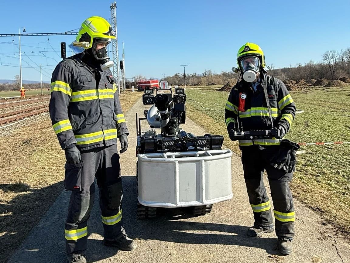 Hasiči aj vo štvrtok pomáhali po požiari v obci Hustopeče nad Bečvou