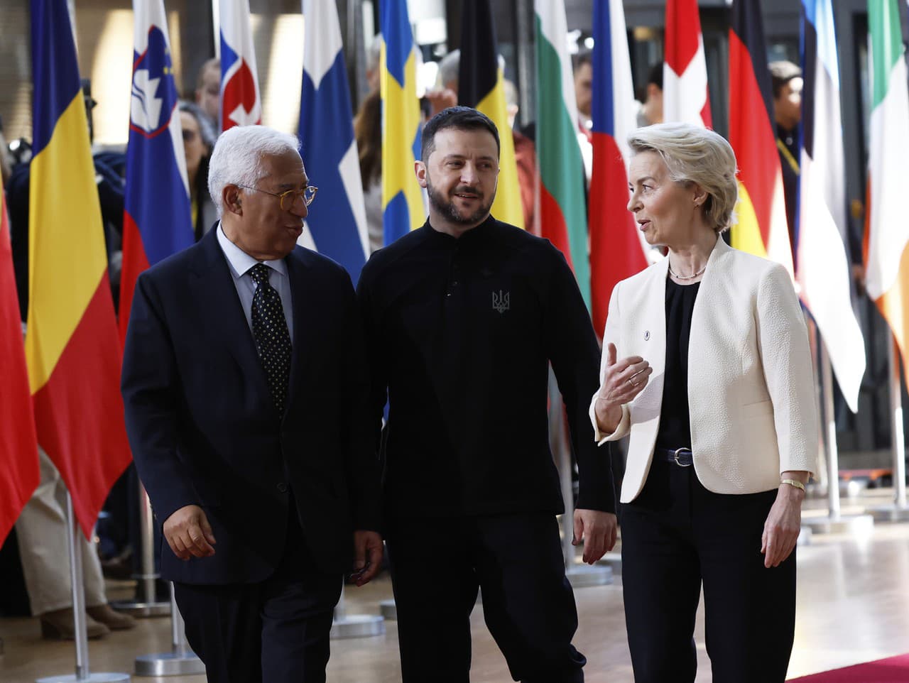 Zľava predseda Európskej rady António Costa, ukrajinský prezident Volodymyr Zelenskyj a predsedníčka Európskej komisie Ursula von der Leyenová prichádzajú na mimoriadny summit EÚ v sídle Európskej rady v Bruseli.