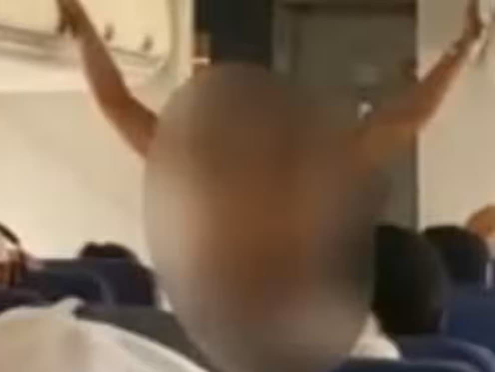 Žena sa promenádovala po kabíne nahá.