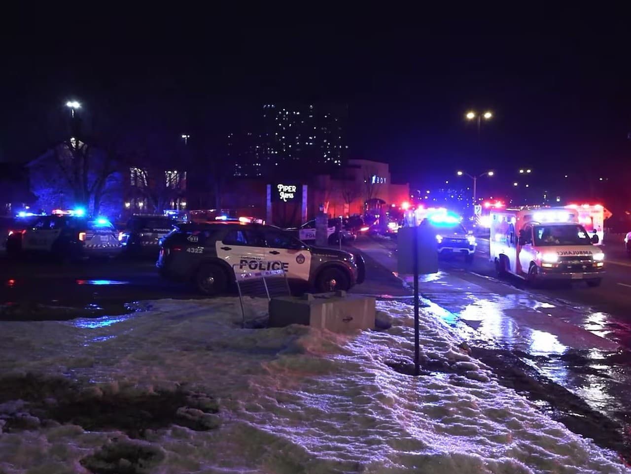 Streľba v bare vo východnom Toronte.