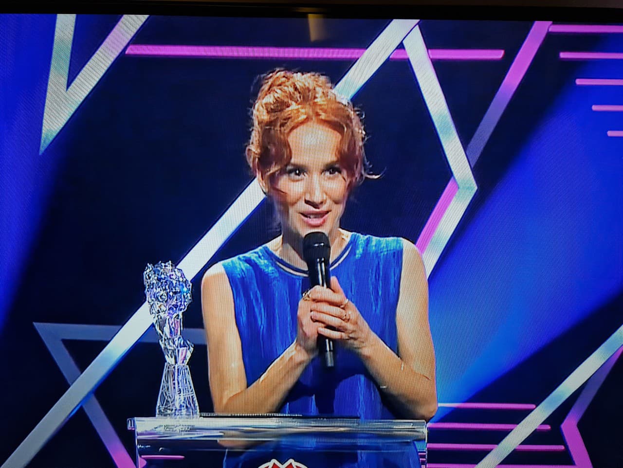 Táňa Pauofová pri preberaní ocenenia Český lev