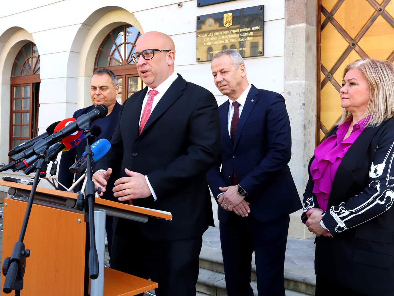 zľava primátor mesta Veľký Krtíš Dalibor Surkoš, členského mesta ÚMS, minister dopravy a výstavby SR Jozef Ráž ml. (nominant Smer-SD), primátor mesta Banská Bystrica Ján Nosko, viceprezident Únie miest Slovenska (ÚMS) a primátorka mesta Lučenec Alexandra 
