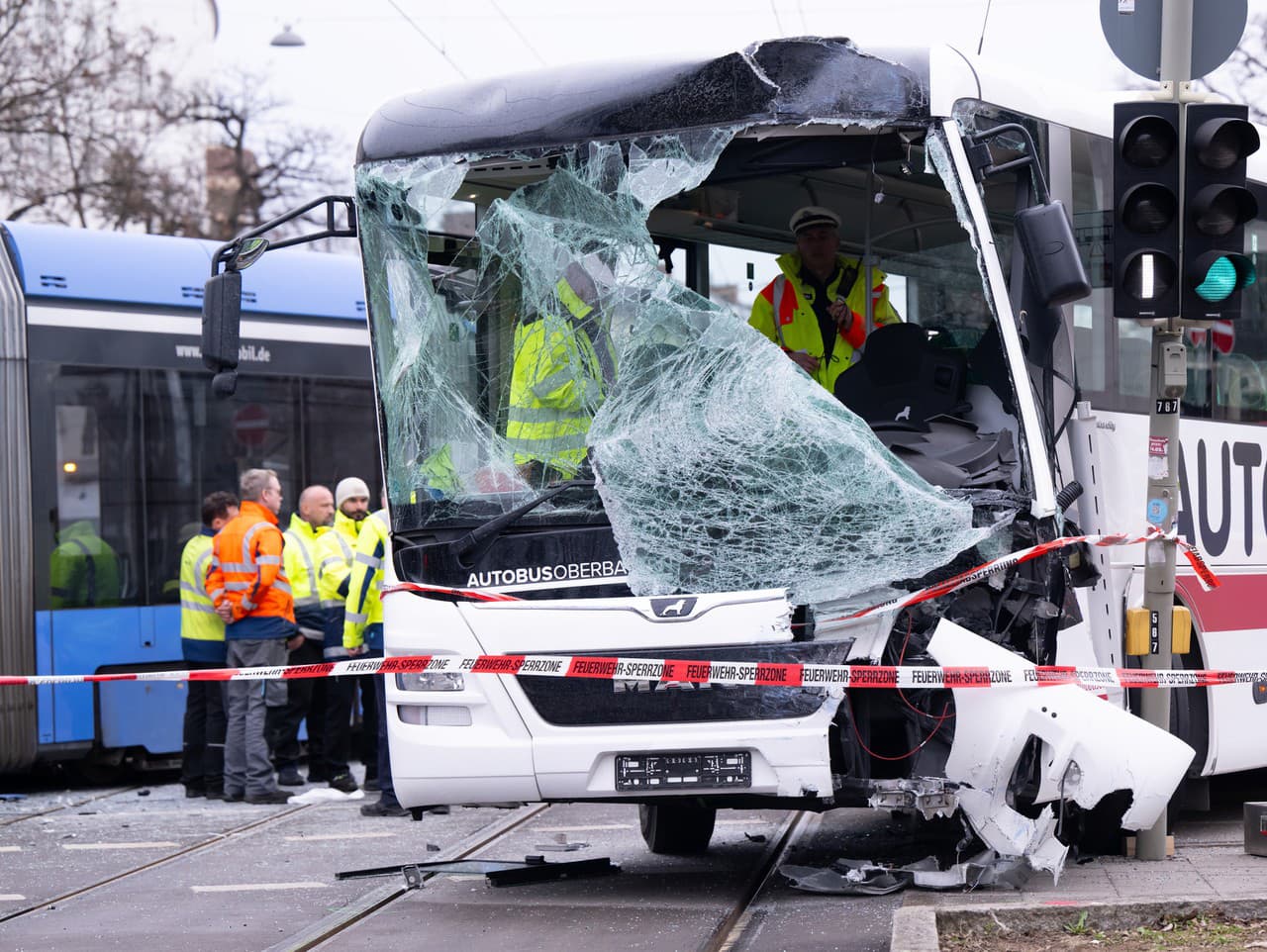 Pri zrážke školského autobusu s električkou utrpelo zranenia 11 ľudí