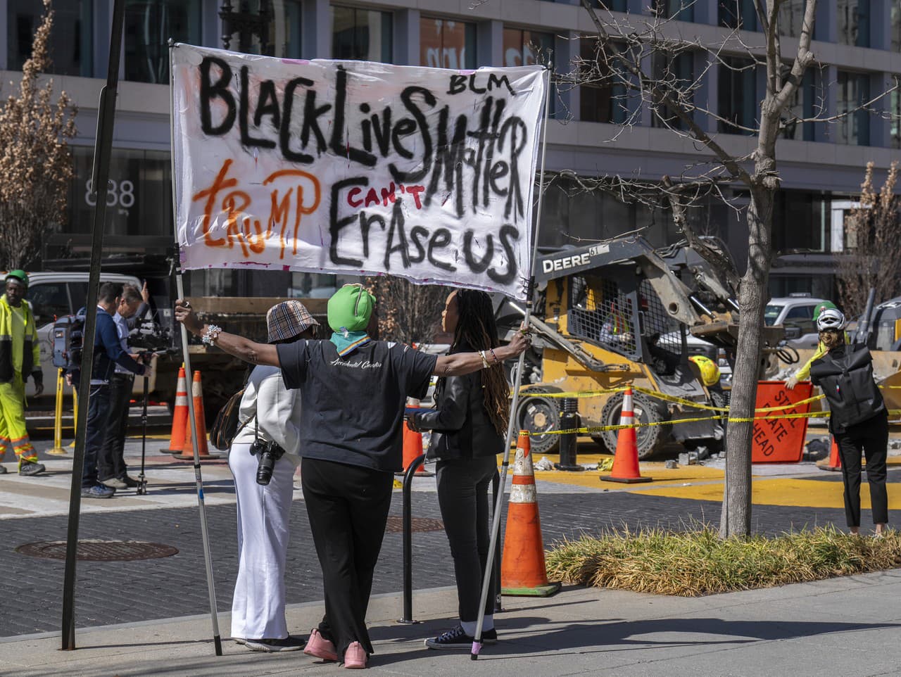 Nadine Seilerová drží nápis „Na životoch černochov záleží, Trump nás nemôže vymazať“ v pondelok 10. marca 2025 vo Washingtone, keď sa začína demolácia nástennej maľby Black Lives Matter