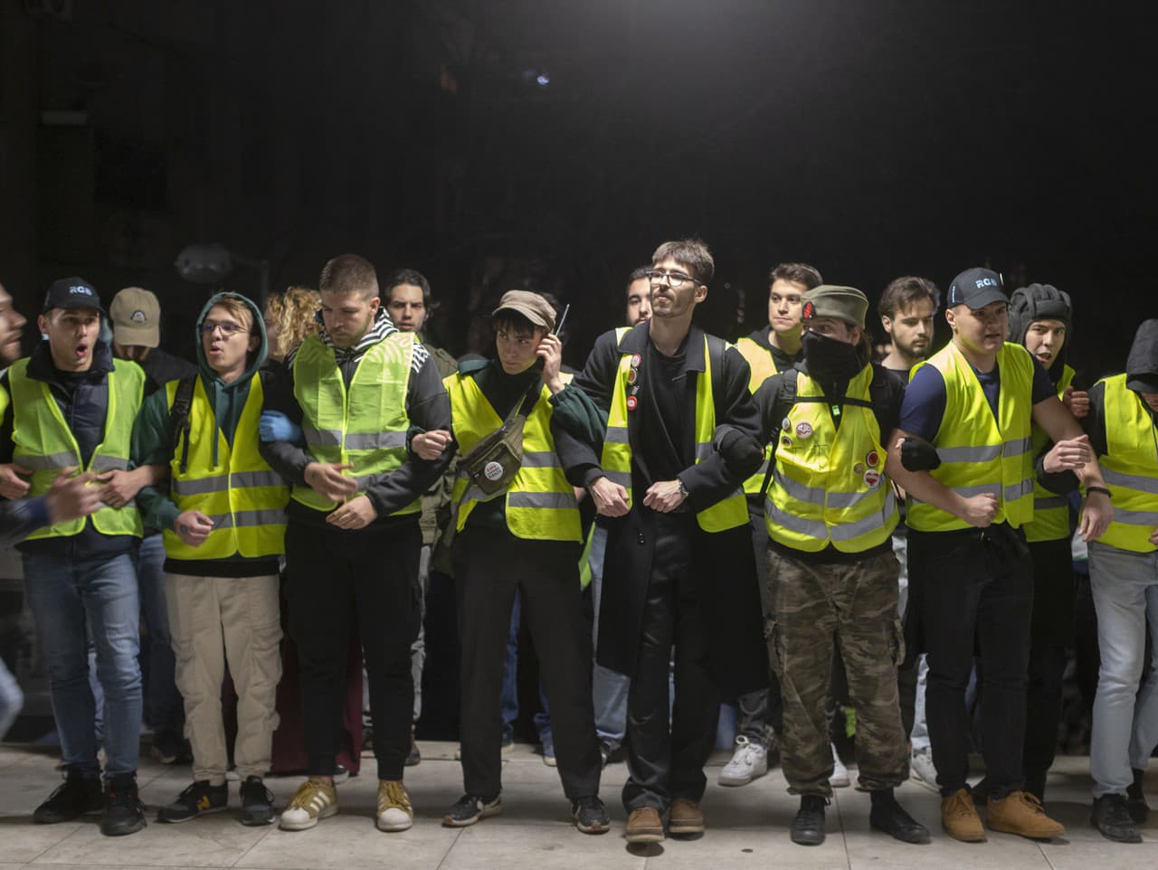 Sbrskí študenti protestujú pred telerozhlasom RTS