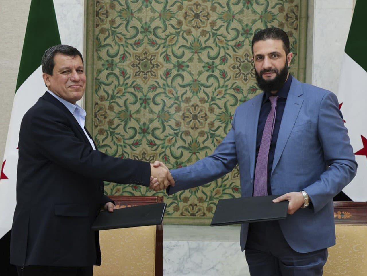 Sýrsky prezident Ahmad al-Sharaa a veliteľ Sýrskych demokratických síl Mazloum Abdí