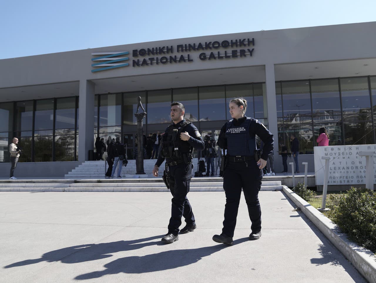 Grécky politik strhol v galérii obrazy