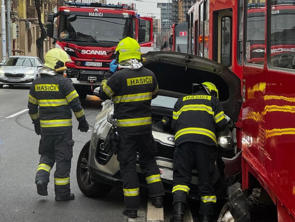 Dopravná nehoda osobného motorového vozidla a električky na Račianskej ulici v Bratislave