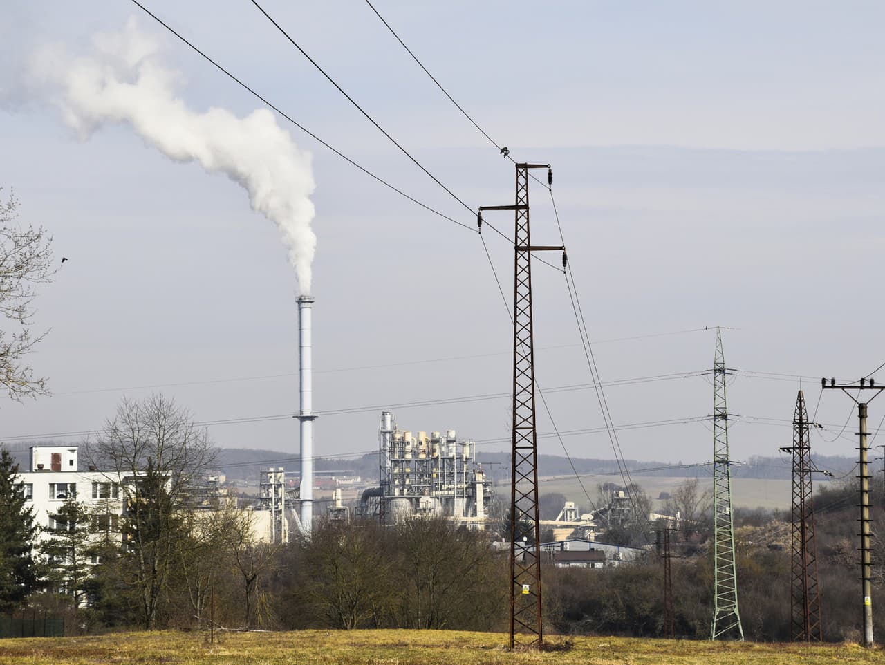 Na snímke zvolenské sídlisko Sekier a priemyselná zóna v jeho pozadí