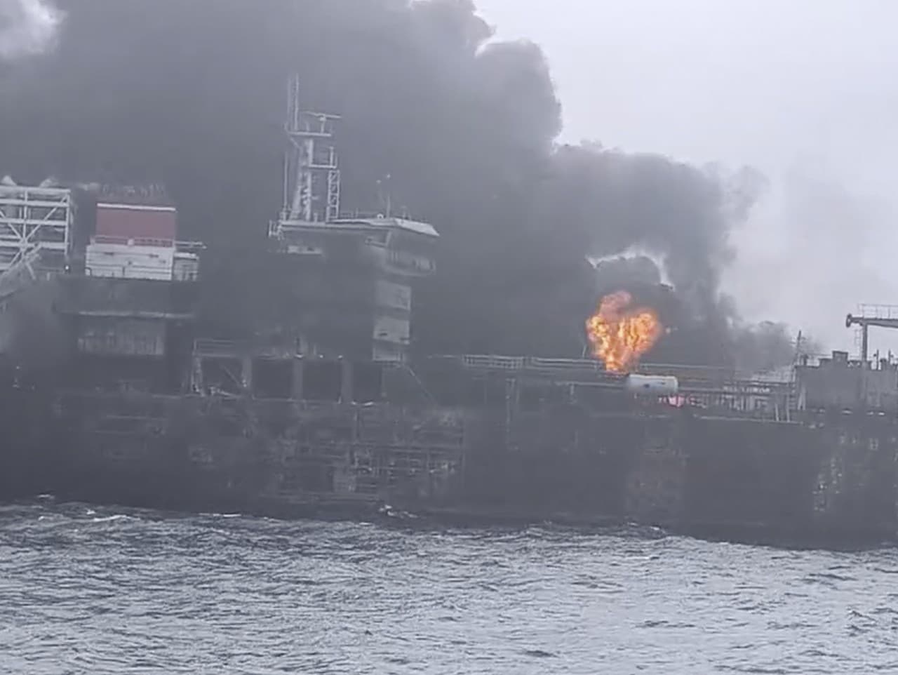 Nákladná loď sa zrazila s tankerom