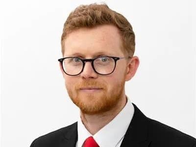 Sam Gould prenasledoval mladé dievča na ulici.