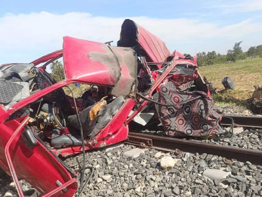 Zrážka vlaku s minibusom na severa Egypta.