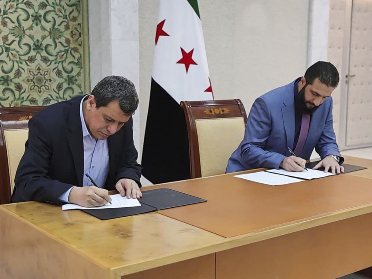 Sýrsky prezident Ahmad al-Sharaa a veliteľ Sýrskych demokratických síl Mazloum Abdí