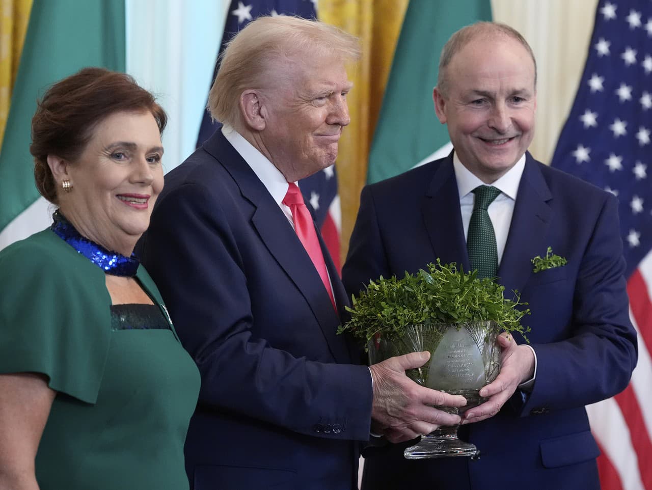 Írsky premiér Micheál Martin s manželkou Mary Mary O'Sheaovou v Oválnej pracovni Bieleho domu spoločne s americkým prezidentom Donaldom Trumpom počas oficiálnej návštevy USA 