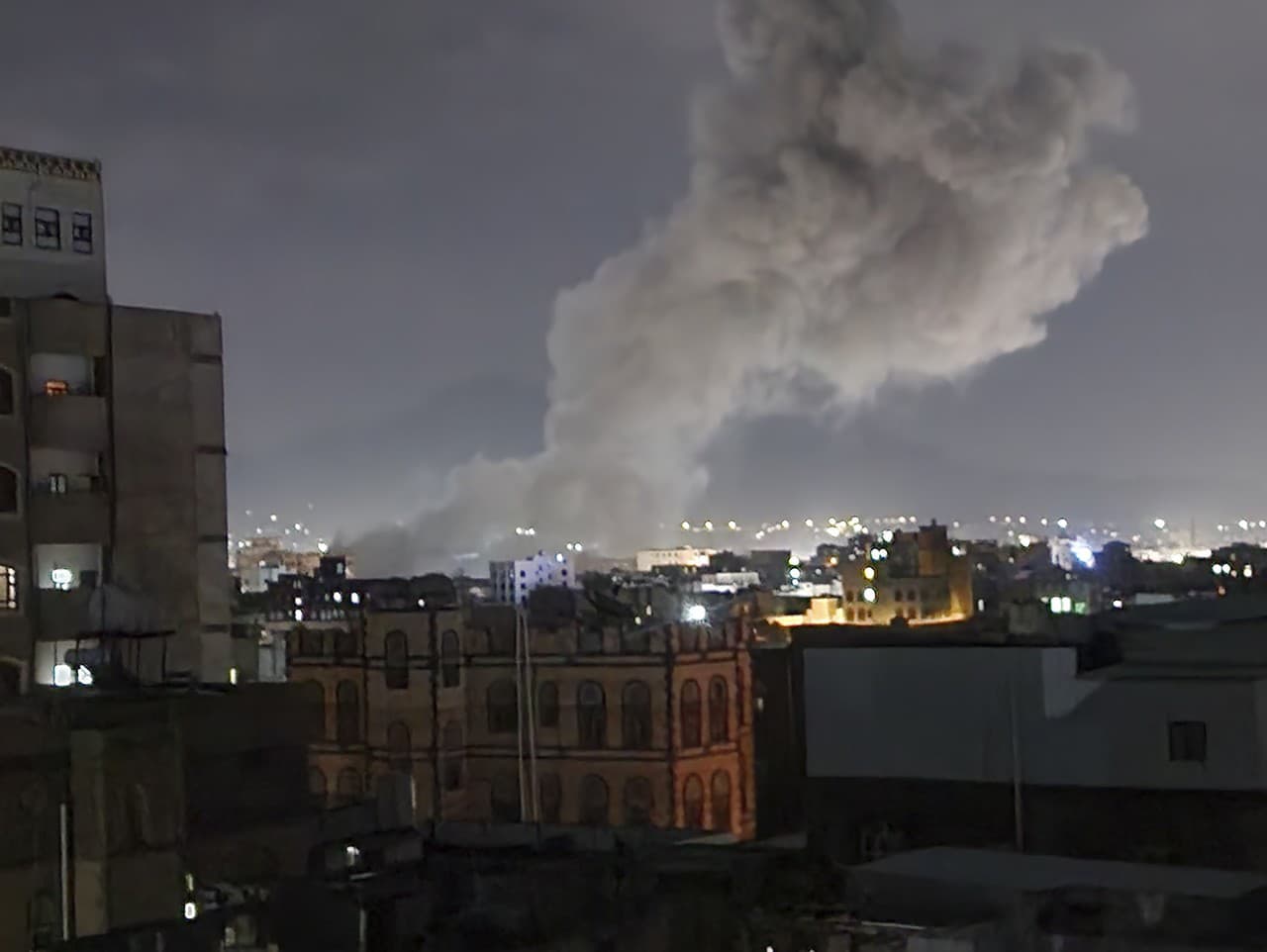 Dym stúpa z miesta po údajnom leteckom útoku amerických vzdušných síl v Saná.