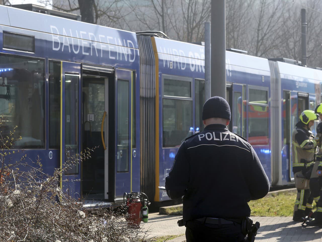Útočník polial ženu v električke horľavinou a zapálil ju.