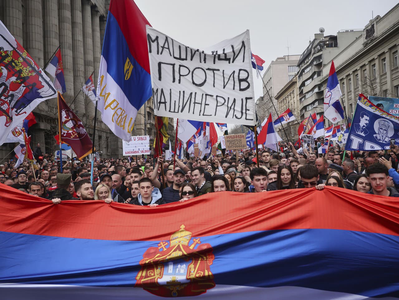 Demonštranti pochodujú počas veľkého zhromaždenia proti populistickému prezidentovi Aleksandarovi Vučičovi a jeho vláde v centre Belehradu.