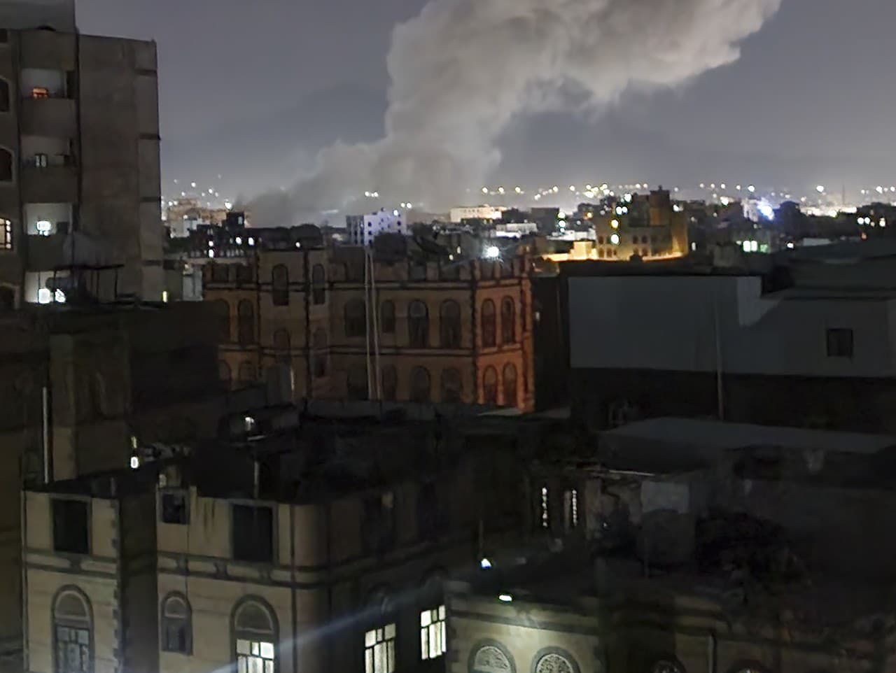 Dym stúpa z miesta po leteckom útoku amerických vzdušných síl v meste Saná.