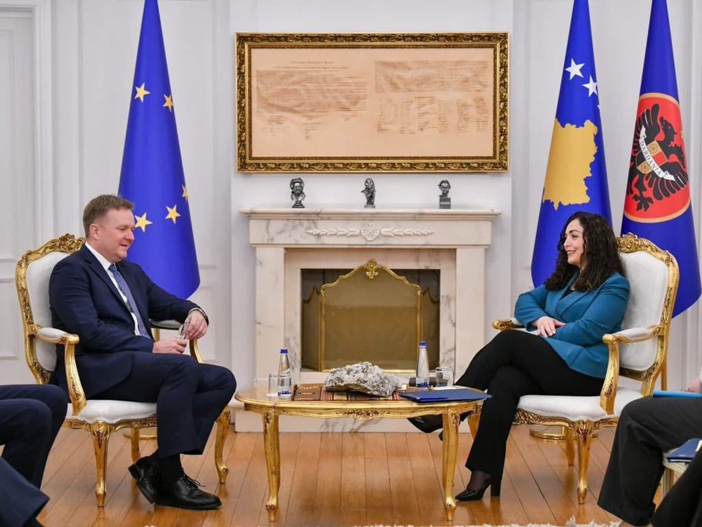 Vyslanec EÚ pre dialóg medzi Srbskom a Kosovom Peter Sörensen a Kosovská prezidentka Vjosa Osmaniová.