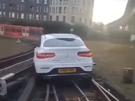 Vodič odstavil svoj luxusný Mercedes priamo na koľajnice