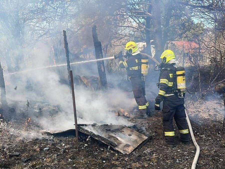 Hasiči zasahovali pri požiari porastu 