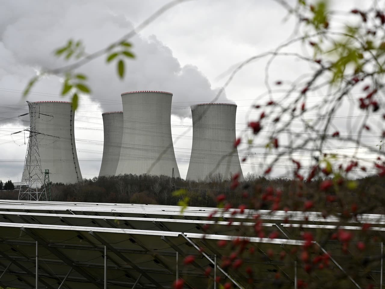 Pohľad na jadrovú elektráreň Mochovce 