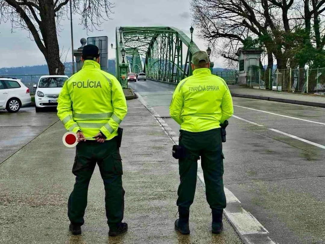 Policajti z dôvodu šírenia slintačky a krívačky skontrolovali 6395 vozidiel, z toho 591 určených na prepravu zvierat