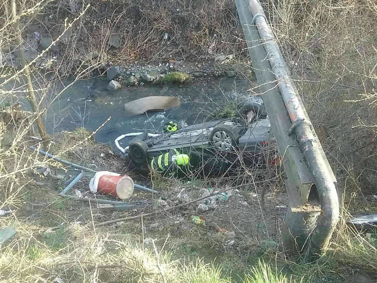 Pri dopravnej nehode vo Vranove nad Topľou skončilo auto v potoku