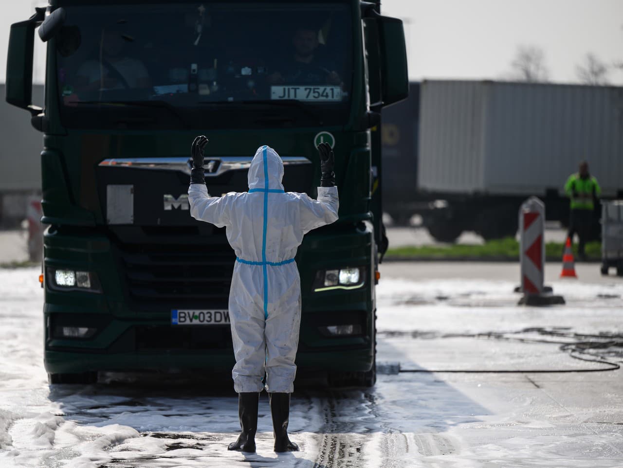 Rakúsky tím dezinfikuje nákladné vozidilá prichádzajúce na Slovensko z Maďarska na hraničnom priechode Rusovce - Rajka v Bratislave