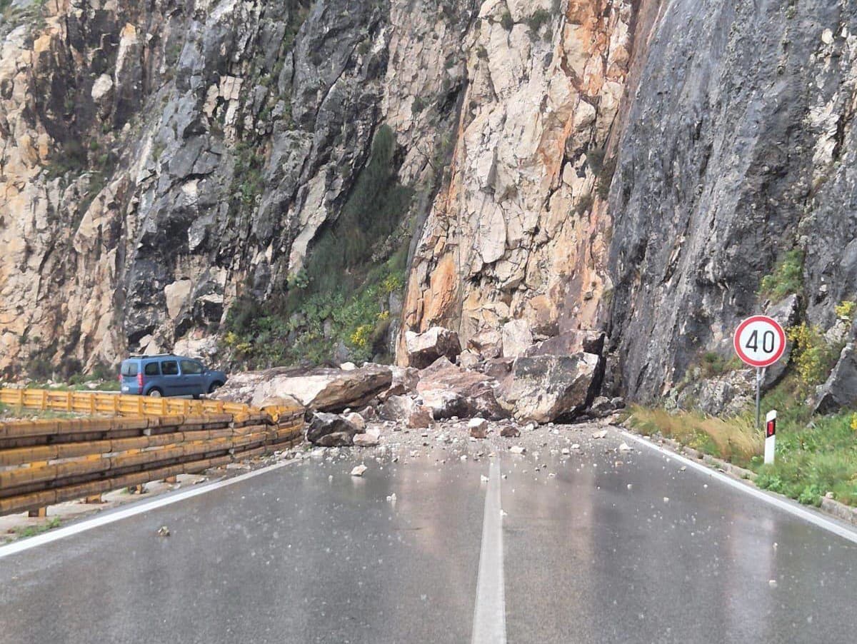 Na cestu medzi Makarskou a Vrgoracom sa dnes ráno zosunul skalnatý svah