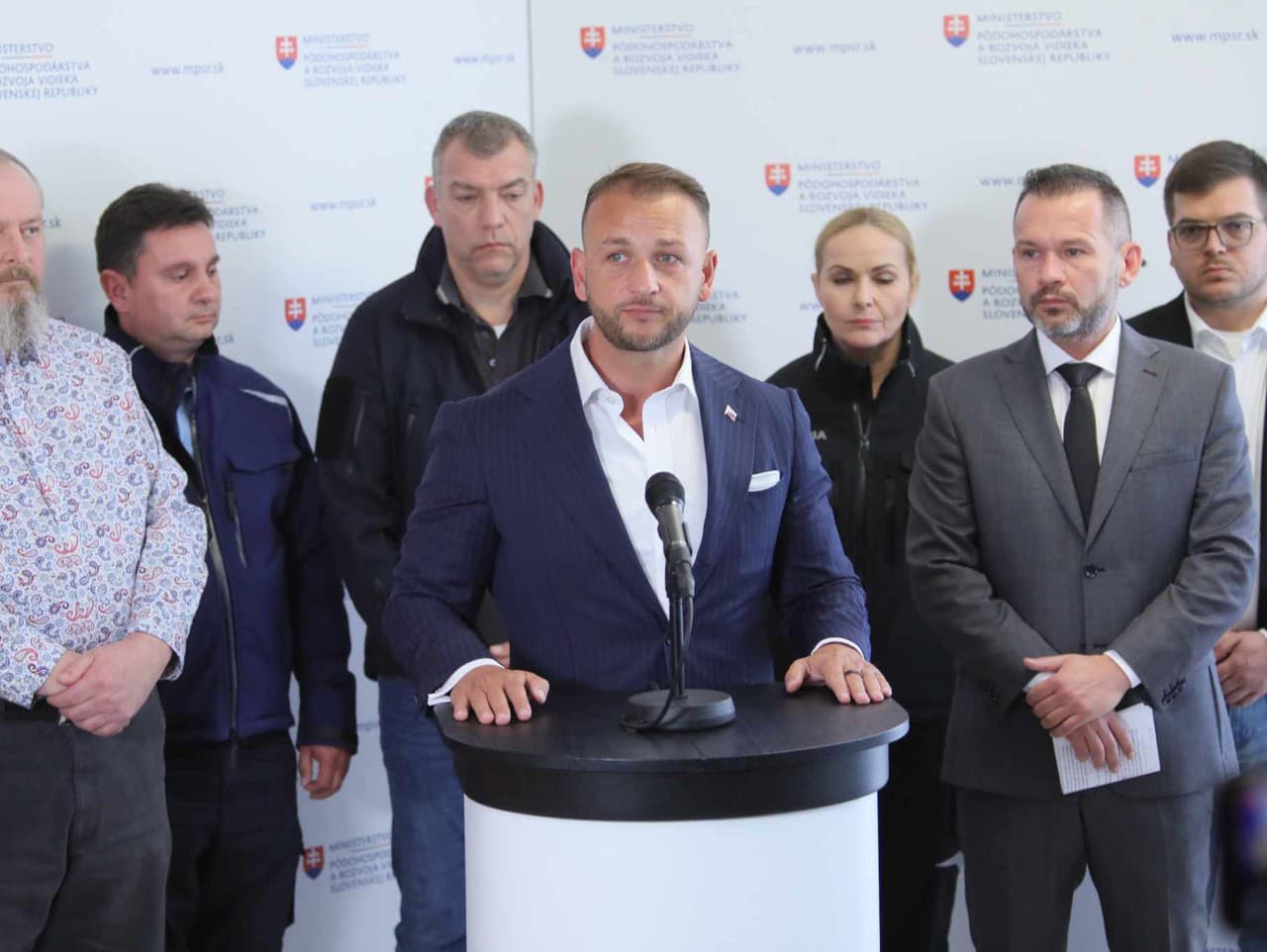 V popredí Matúš Šutaj Eštok po rokovaní ústredného krízového štábu