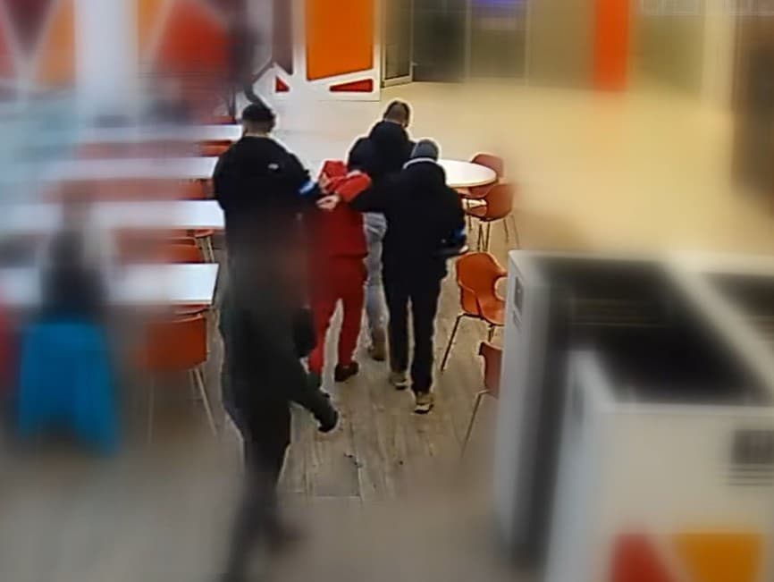 českí policajti zadržali muža v pražskom nákupnom centre(Vysočina). Pred niekoľkými dňami tam okradol maloletého chlapca. 