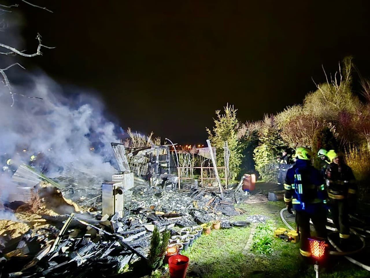 Hasičské jednotky z Radotína a Zbraslavi boli privolané k požiaru chatky, na mieste našli osobu bez známok života