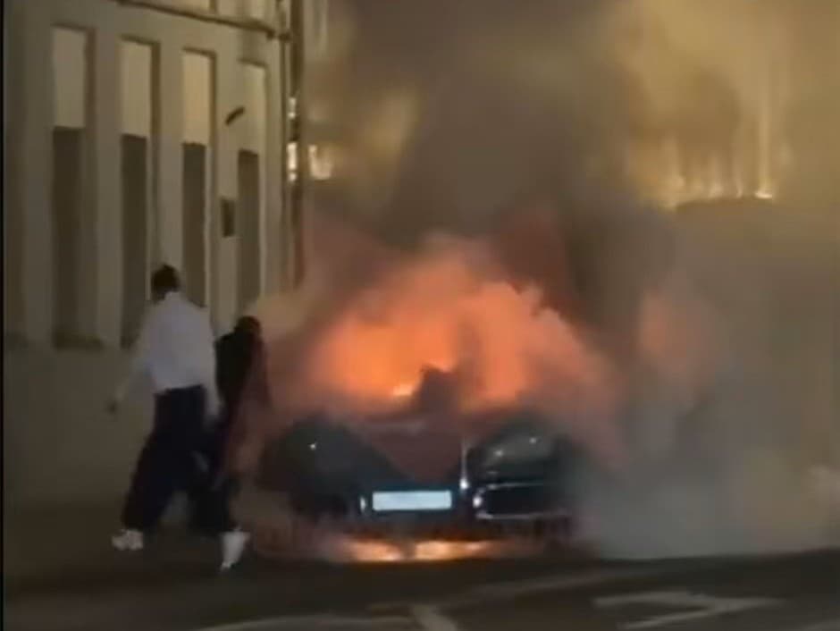 Jedna z limuzín z Putinovej flotily v sobotu v Moskve vybuchla do vzduchu