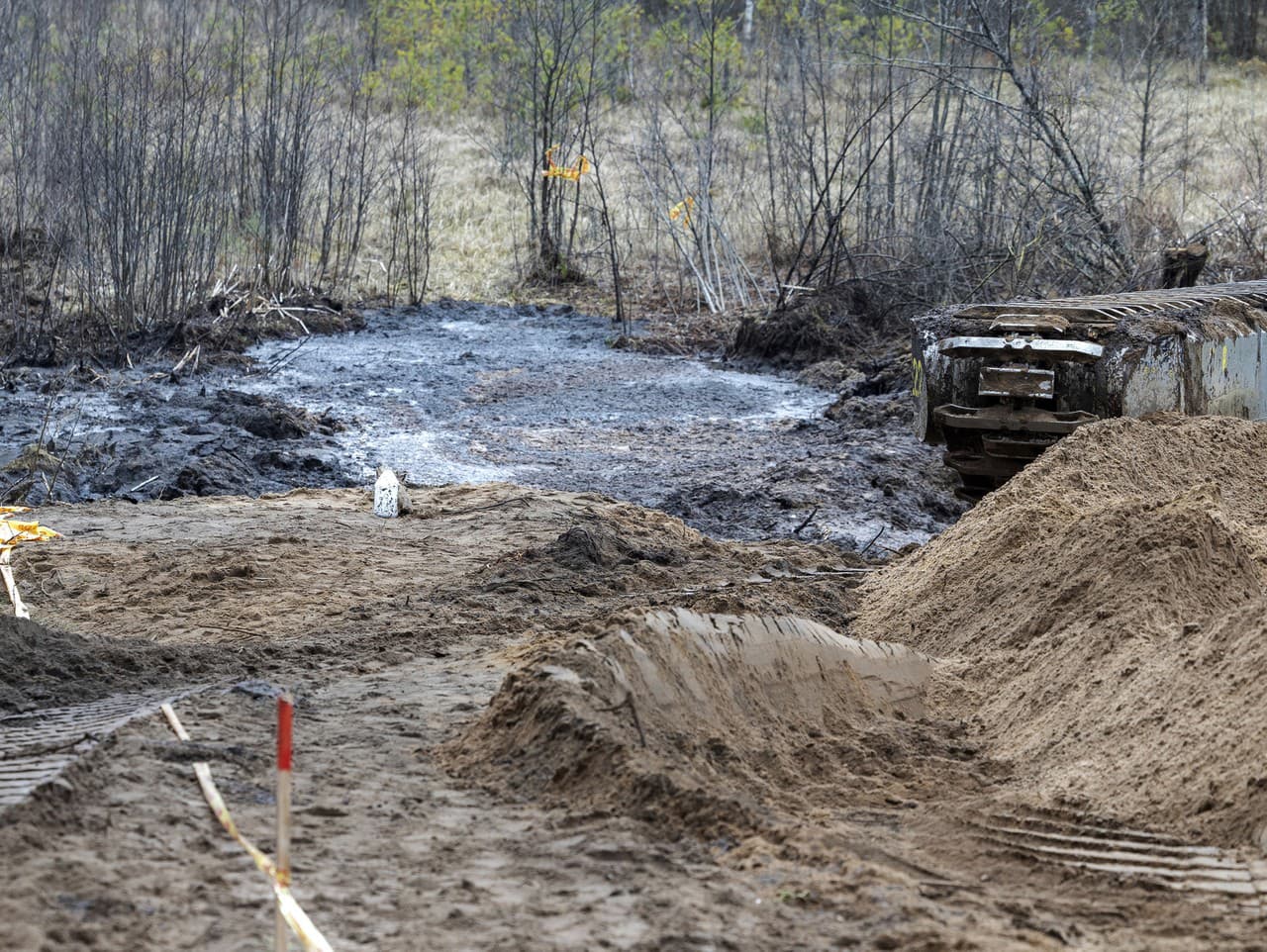 Na snímke pátranie po štyroch nezvestných amerických vojakoch neďaleko miesta, kde sa našlo ich obrnené vozidlo Hercules potopené na cvičisku pri litovskom meste Pabradé